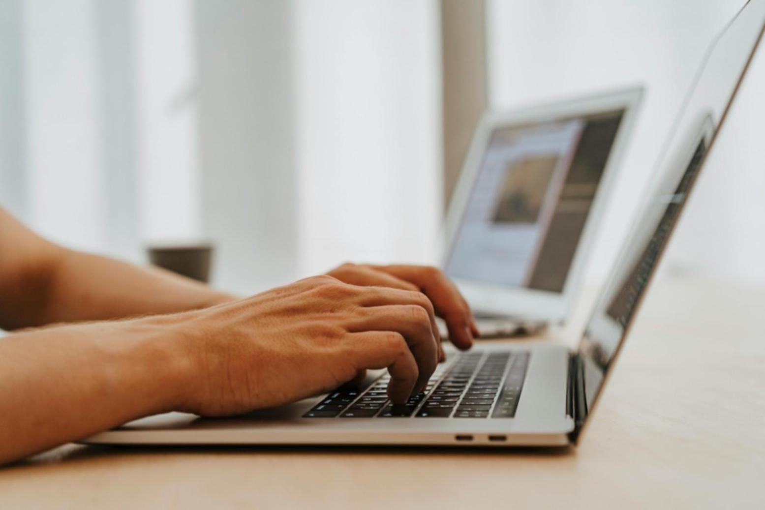 Studenti che collaborano su progetti di sviluppo mobile durante sessione pratica