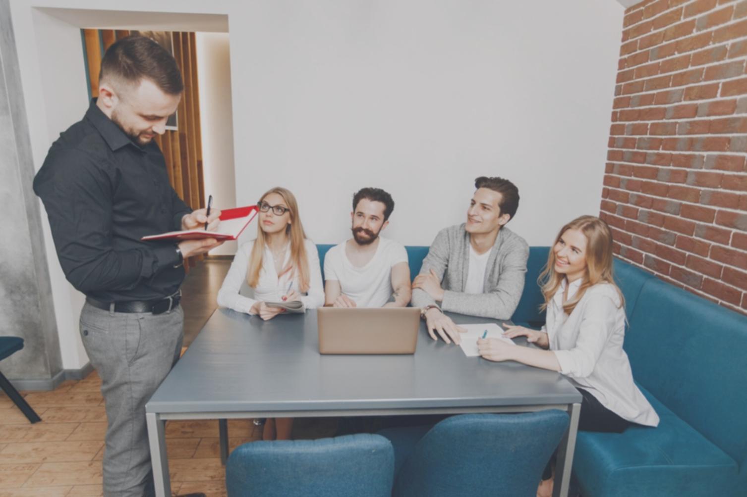 Studenti collaborano su progetto di sviluppo giochi mobile